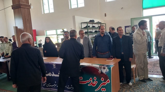 استقرار «میز خدمت» شبکه بهداشت و درمان ششتمد در جایگاه نماز جمعه به مناسبت هفته دولت 